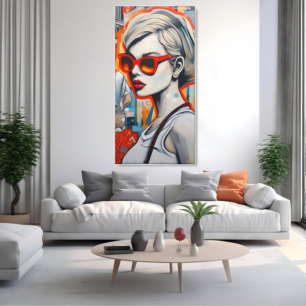 Tablou canvas cu tablou canvas cu portret stilizat de femeie, in rama de aluminiu argintiu, pe perete intr-un living